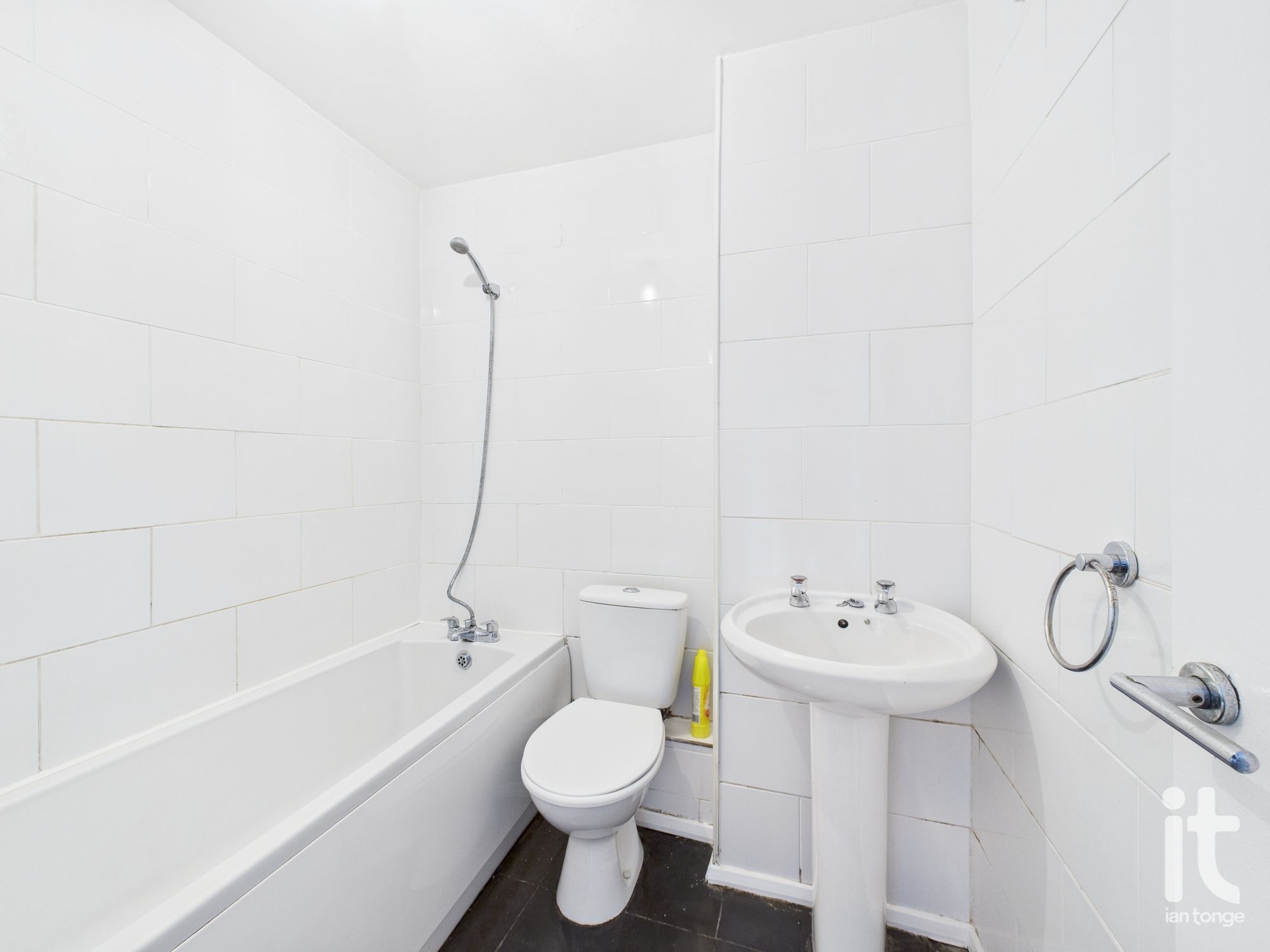 1 bedroom ground floor flat/apartment For Sale in Stockport - Photograph 4.