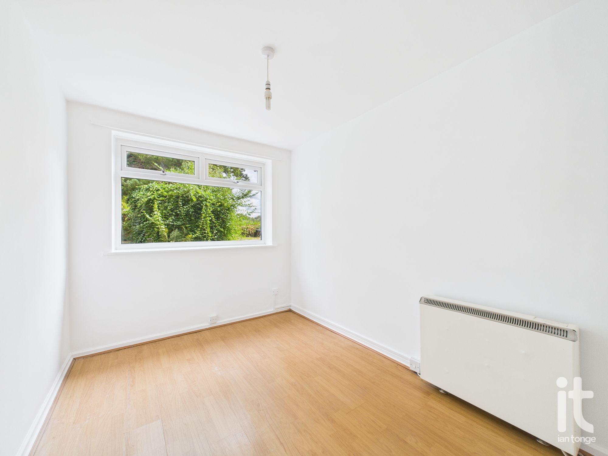 1 bedroom ground floor flat/apartment For Sale in Stockport - Photograph 8.