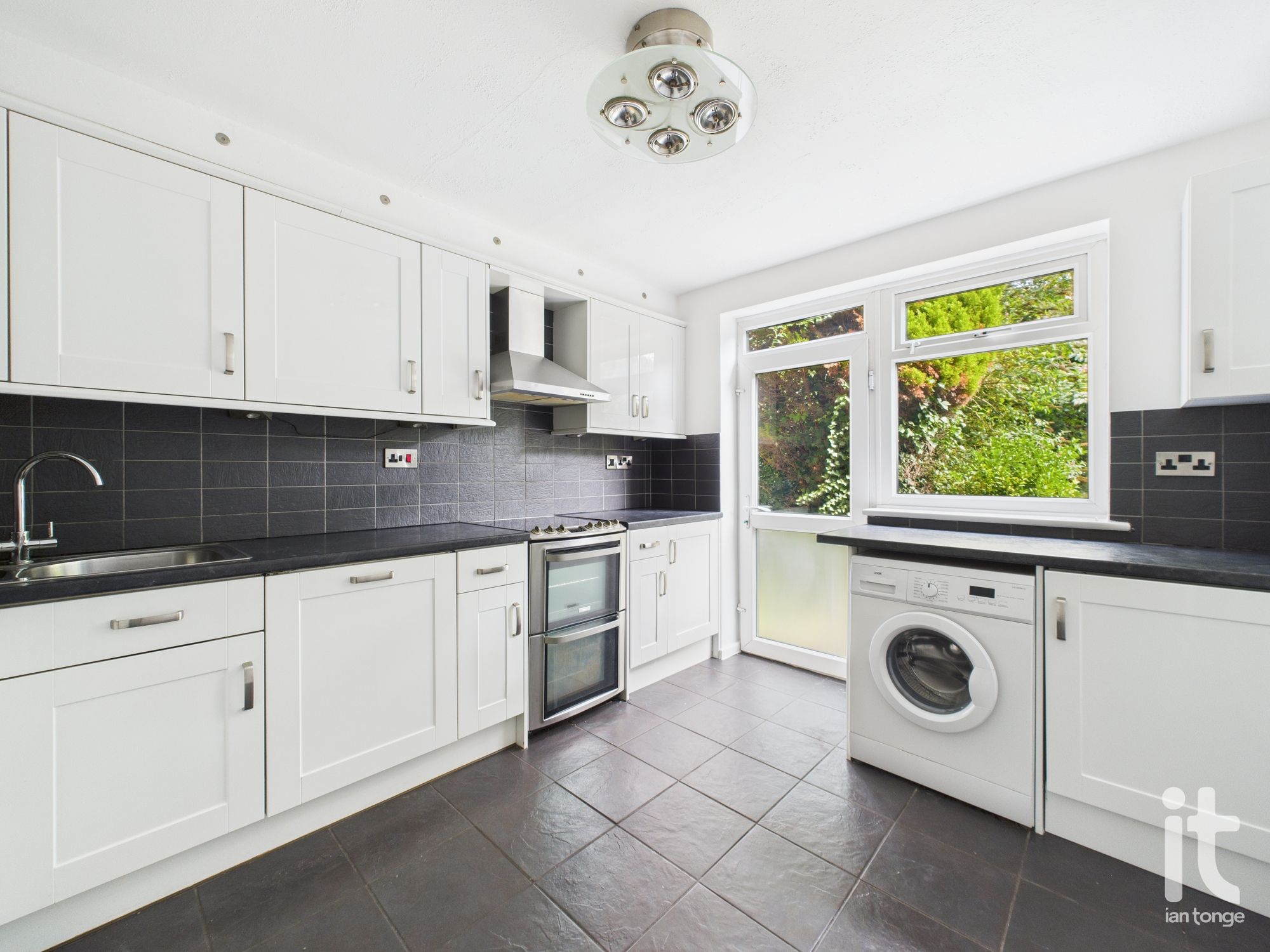1 bedroom ground floor flat/apartment For Sale in Stockport - Photograph 3.
