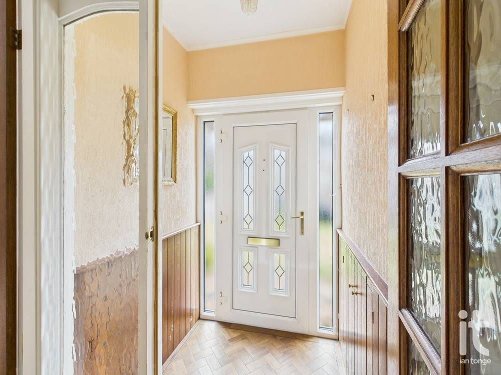 2 bedroom semi-detached bungalow For Sale in Stockport - Photograph 4.