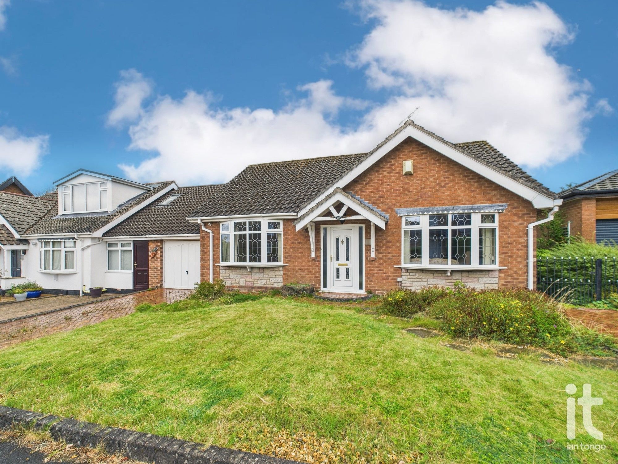 2 bedroom semi-detached bungalow For Sale in Stockport - Photograph 1.