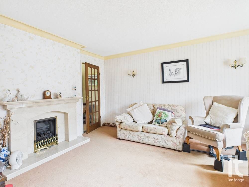 2 bedroom semi-detached bungalow For Sale in Stockport - Photograph 7.