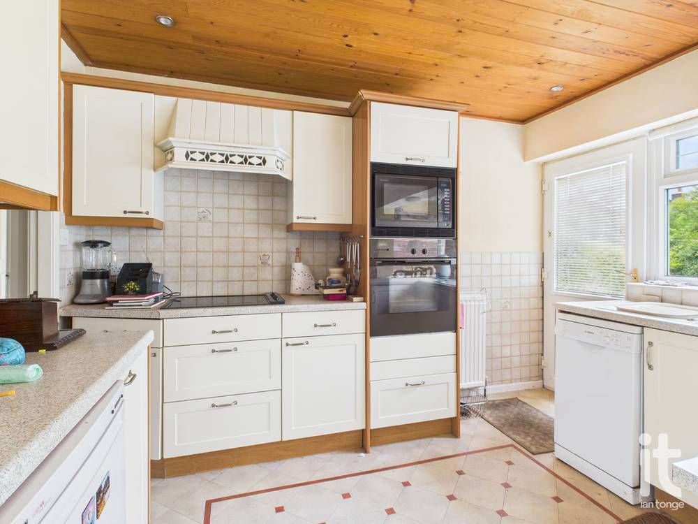 2 bedroom semi-detached bungalow For Sale in Stockport - Photograph 11.