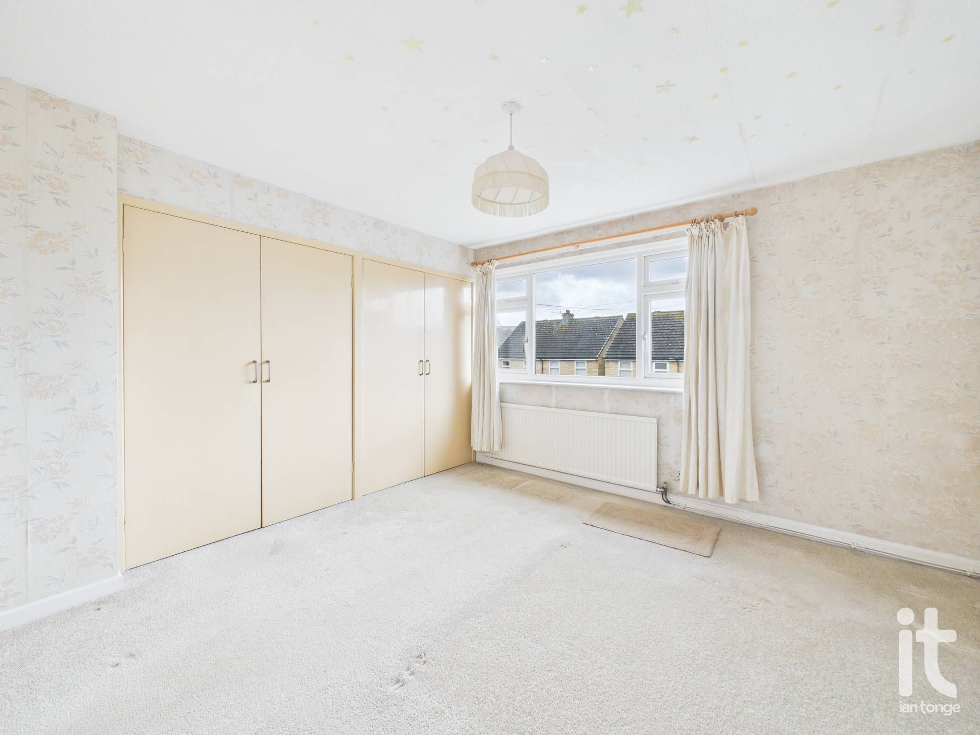 4 bedroom detached house For Sale in High Peak - Photograph 6.