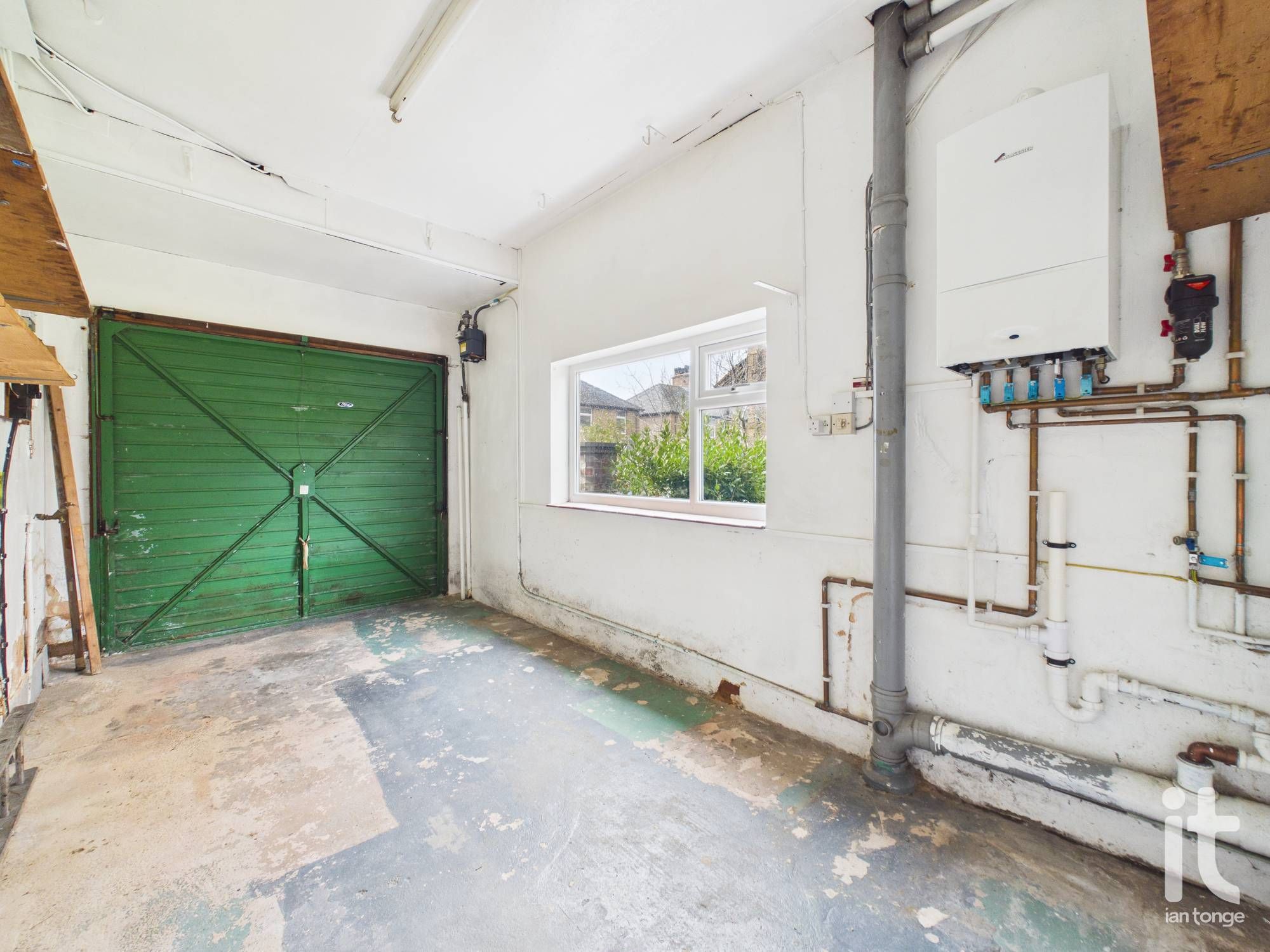 4 bedroom detached house For Sale in High Peak - Photograph 13.