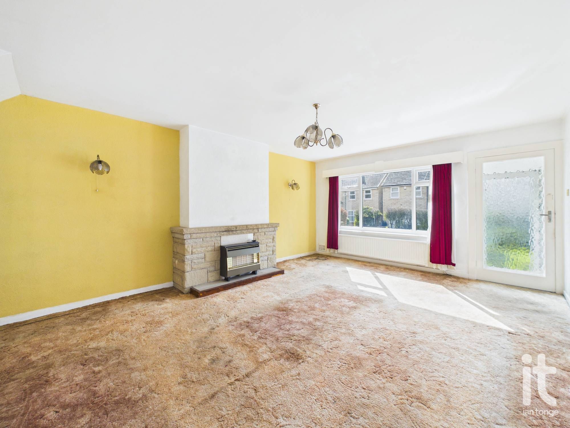 4 bedroom detached house For Sale in High Peak - Photograph 2.