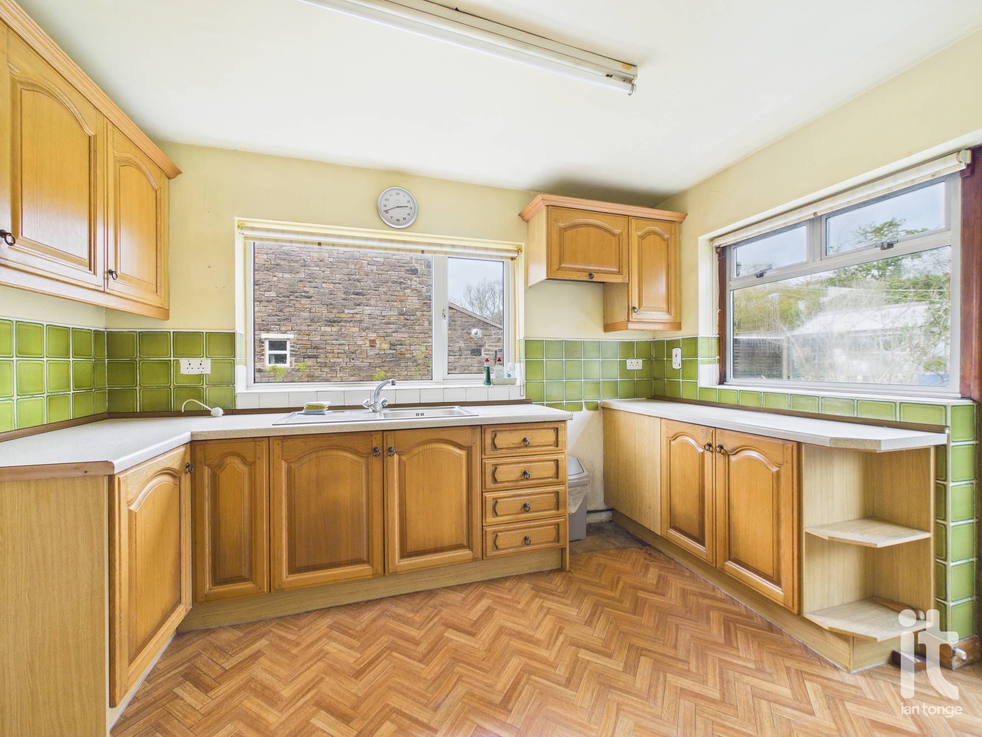 4 bedroom detached house For Sale in High Peak - Photograph 4.