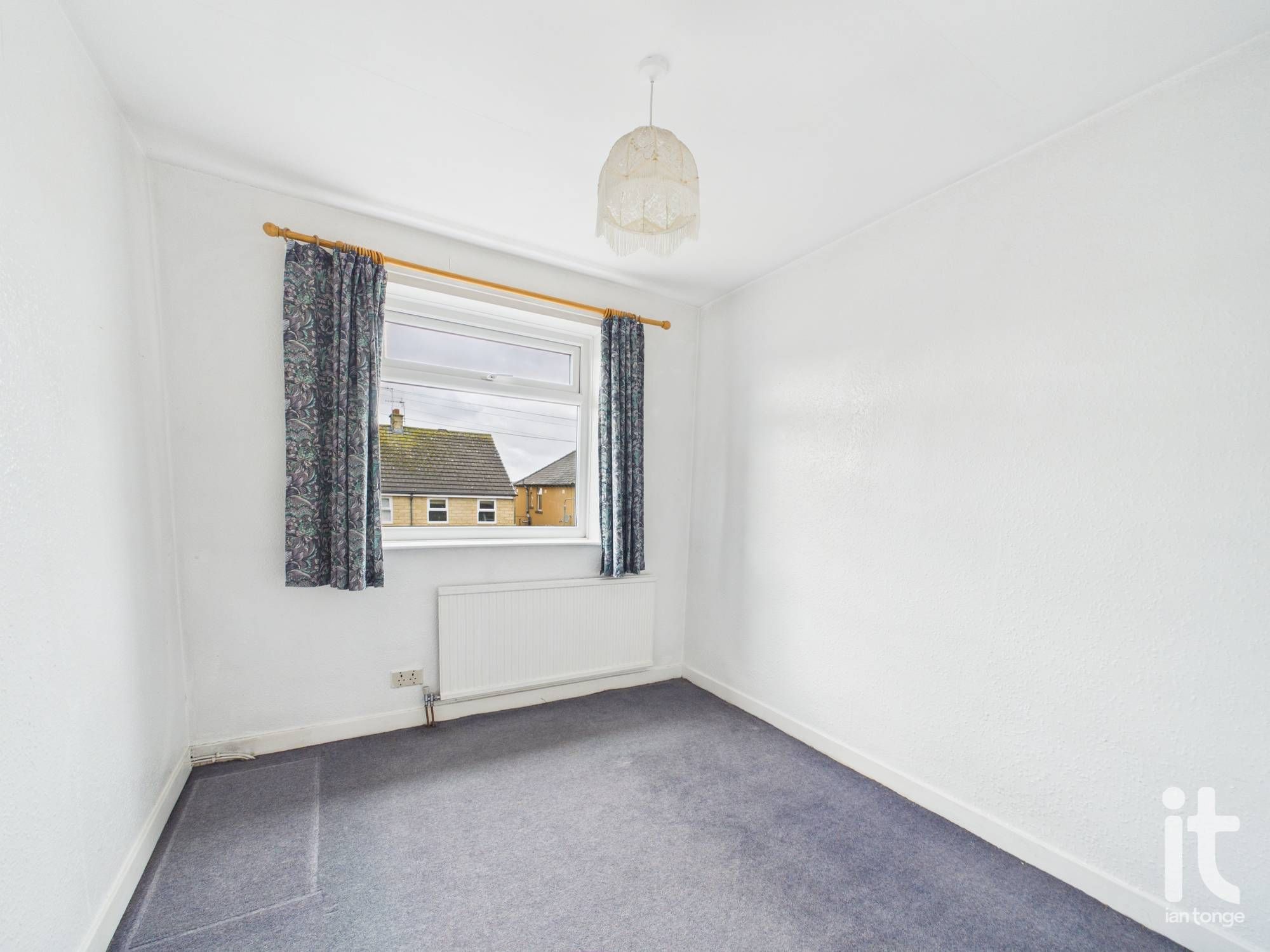 4 bedroom detached house For Sale in High Peak - Photograph 7.