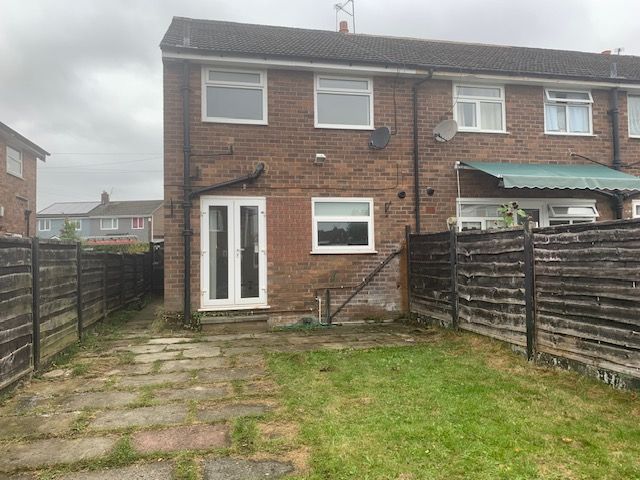 3 bedroom semi-detached house To Let in Stockport - Photograph 7.