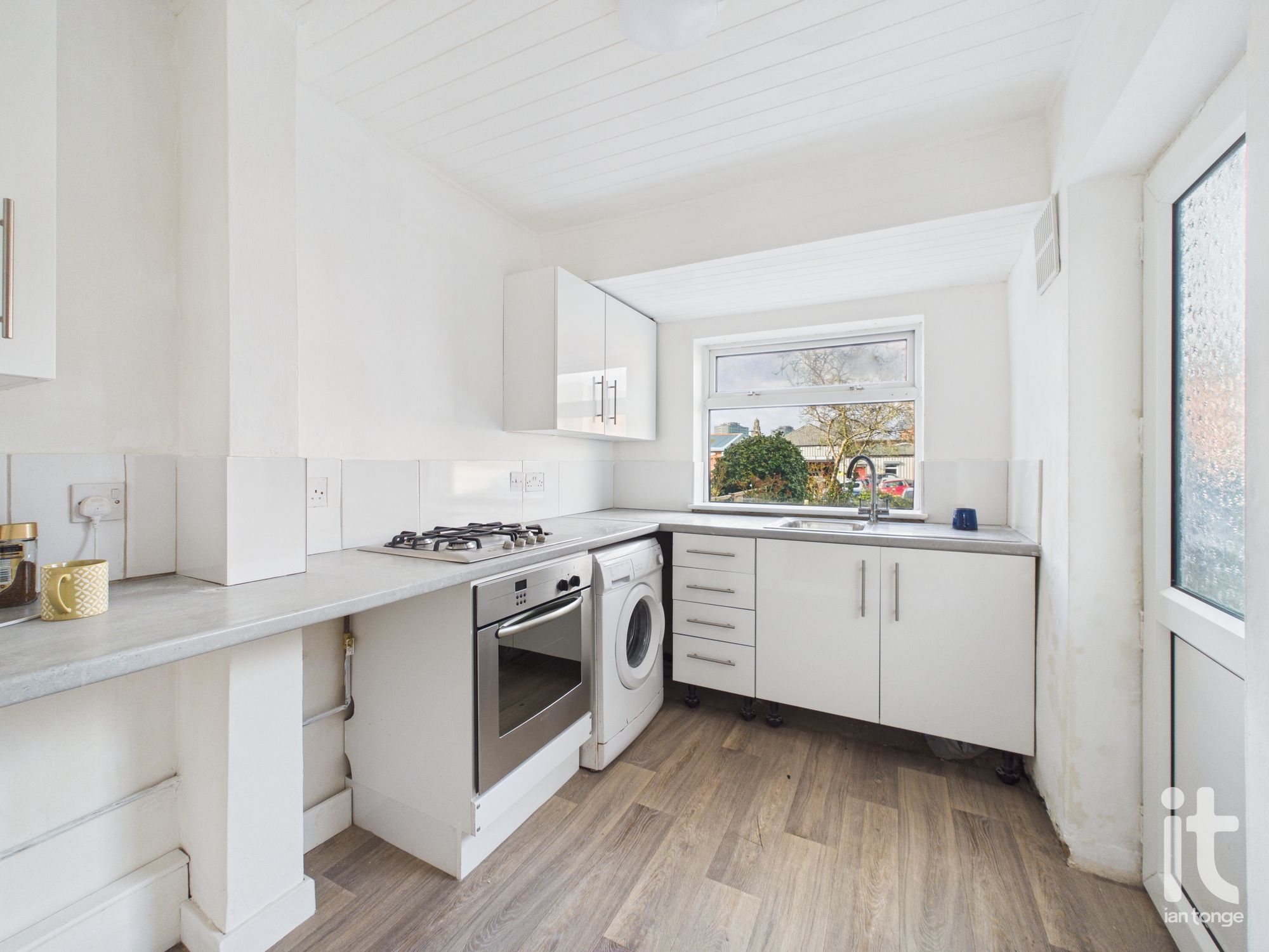 2 bedroom mid terraced house For Sale in Stockport - Photograph 9.