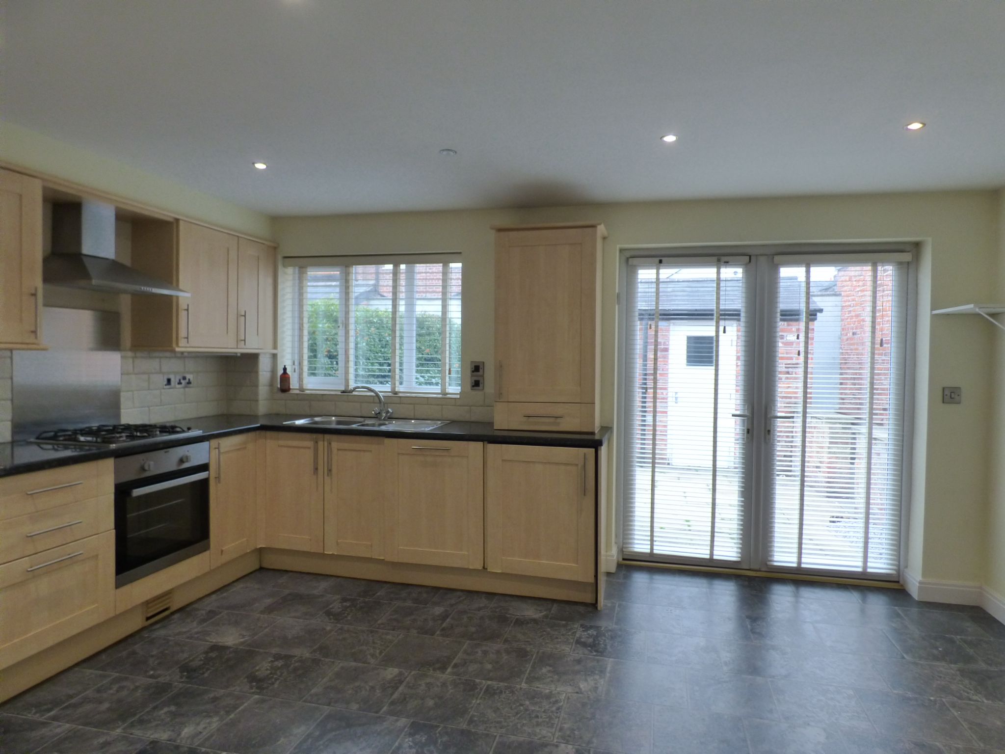 3 bedroom town house To Let in Stockport - Photograph 2.