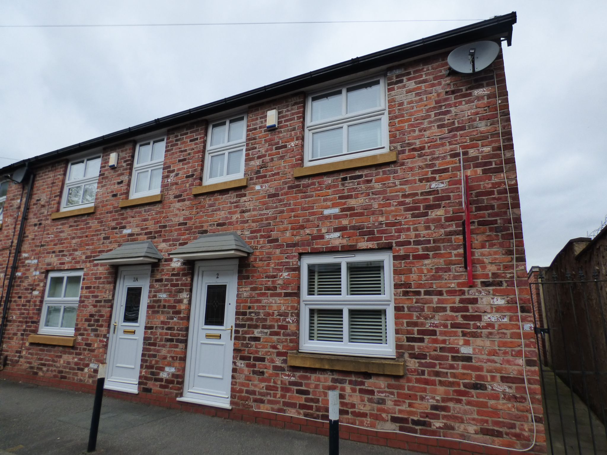 3 bedroom town house To Let in Stockport - Photograph 1.