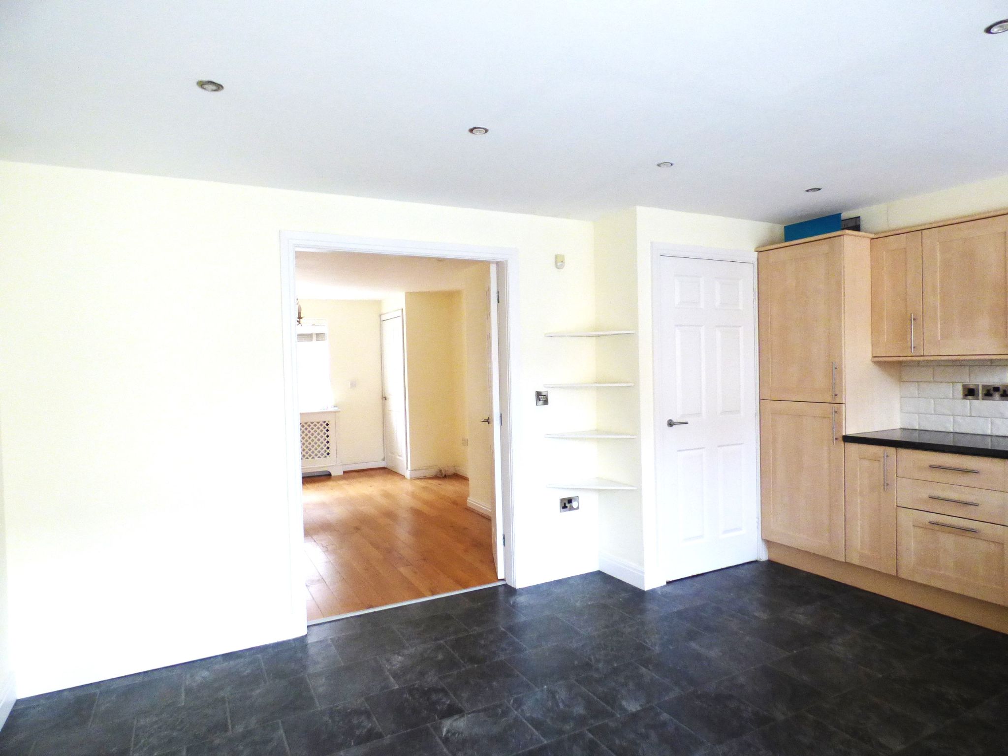 3 bedroom town house To Let in Stockport - Photograph 4.