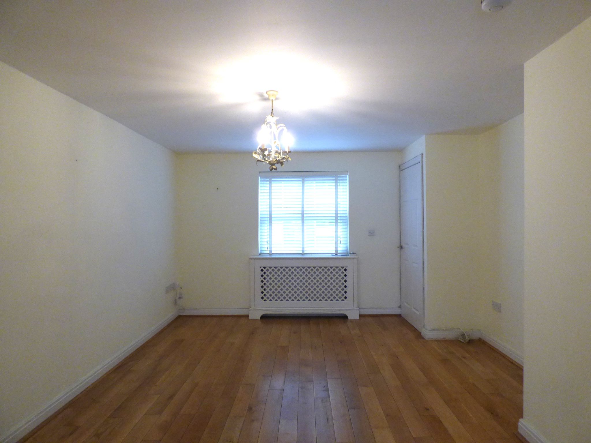 3 bedroom town house To Let in Stockport - Photograph 4.