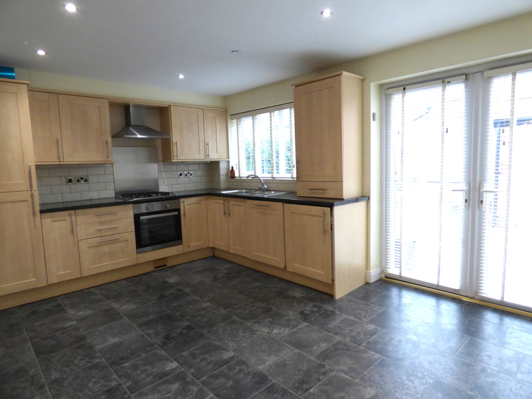 3 bedroom town house To Let in Stockport - Photograph 3.