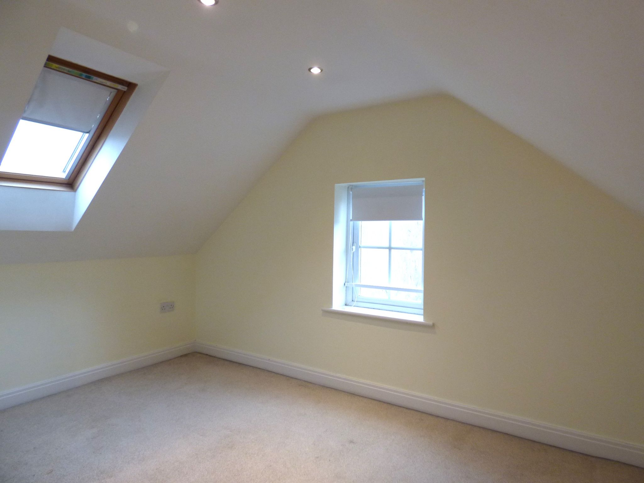 3 bedroom town house To Let in Stockport - Photograph 8.