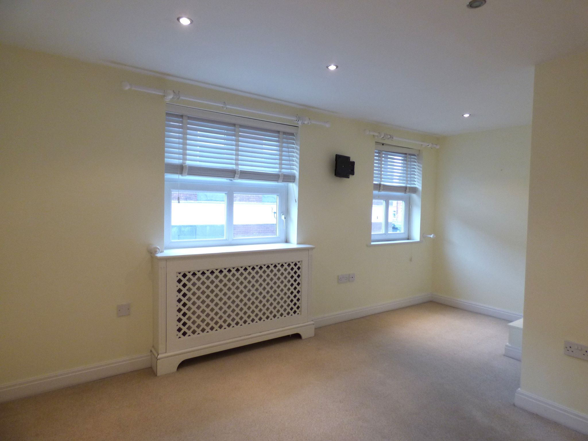 3 bedroom town house To Let in Stockport - Photograph 5.