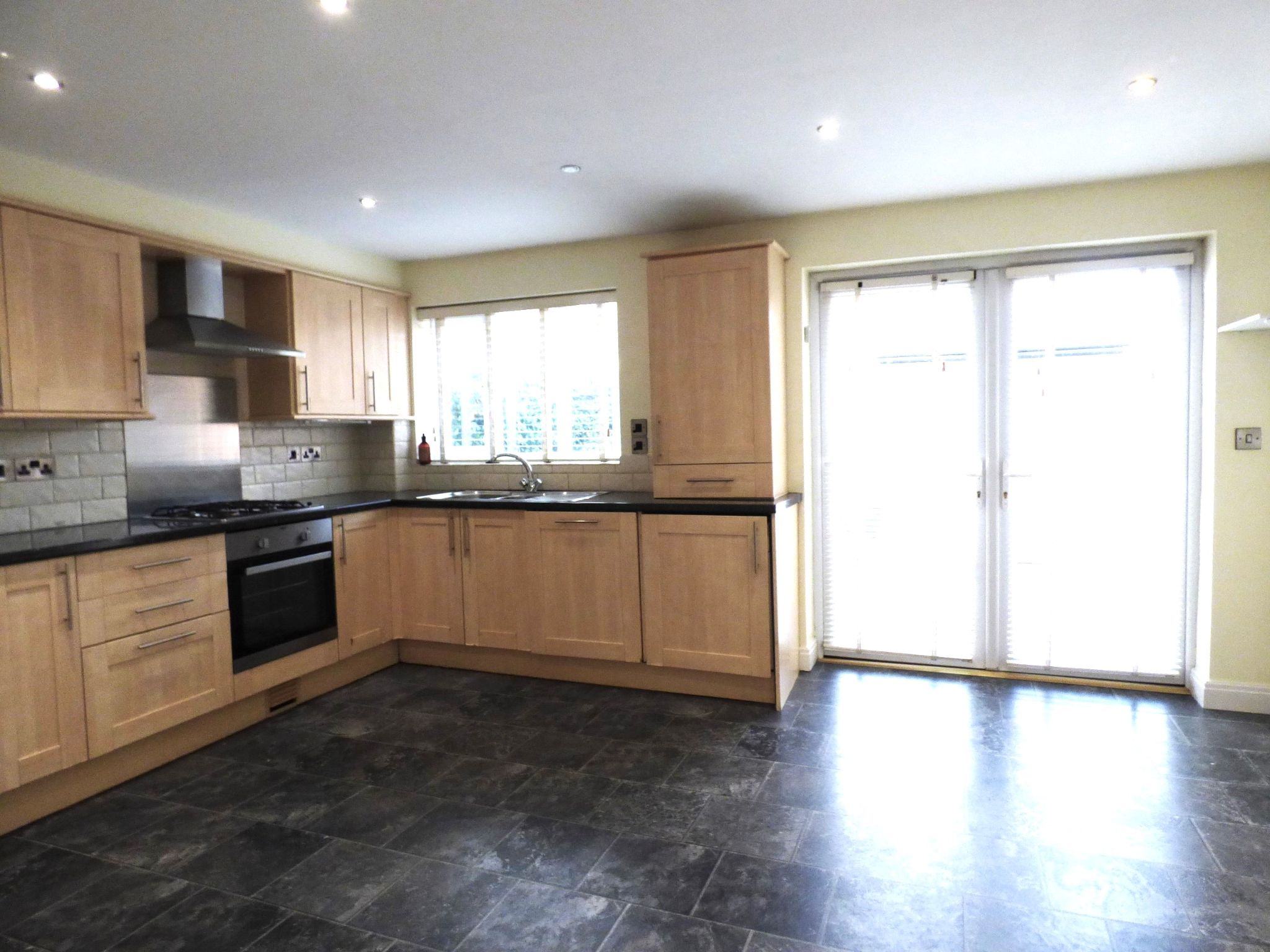 3 bedroom town house To Let in Stockport - Photograph 13.