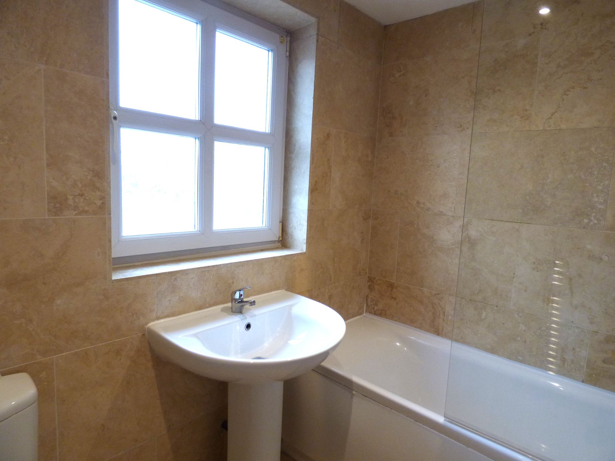 3 bedroom town house To Let in Stockport - Photograph 7.