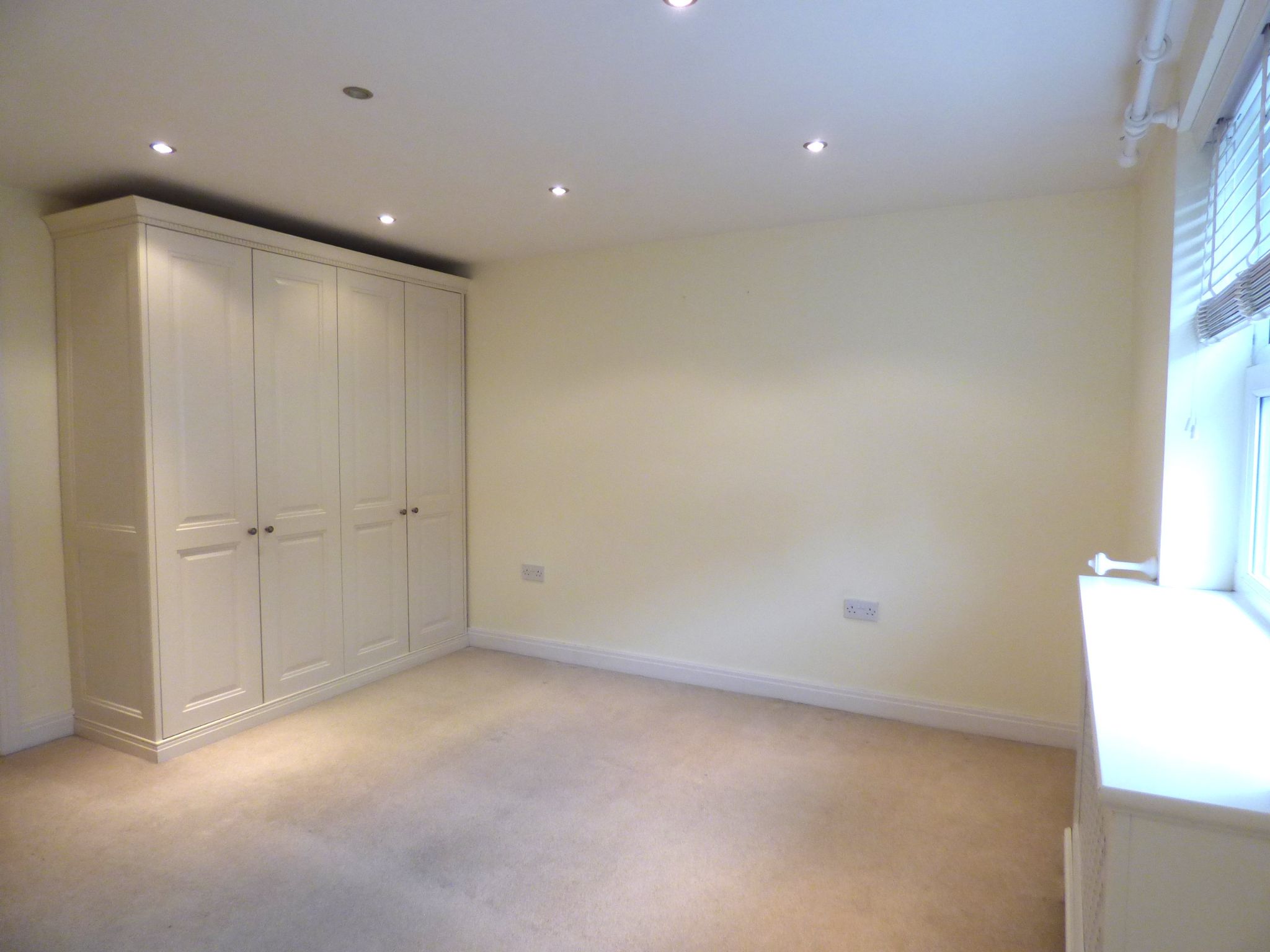 3 bedroom town house To Let in Stockport - Photograph 6.