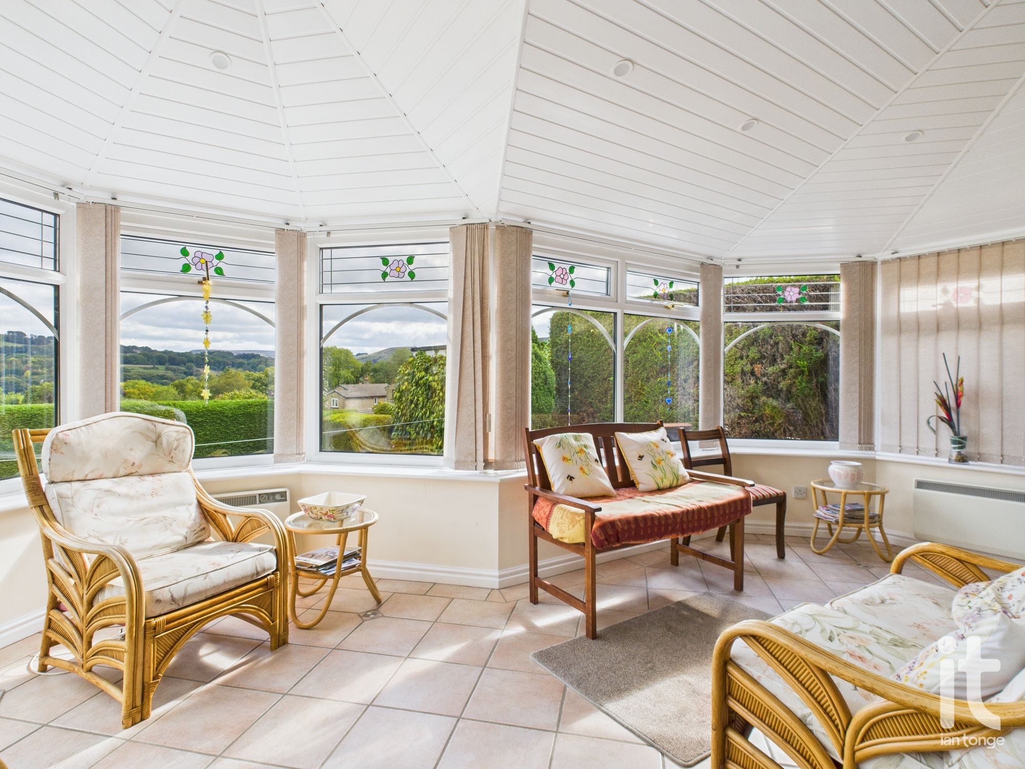 4 bedroom detached house For Sale in High Peak - Photograph 8.
