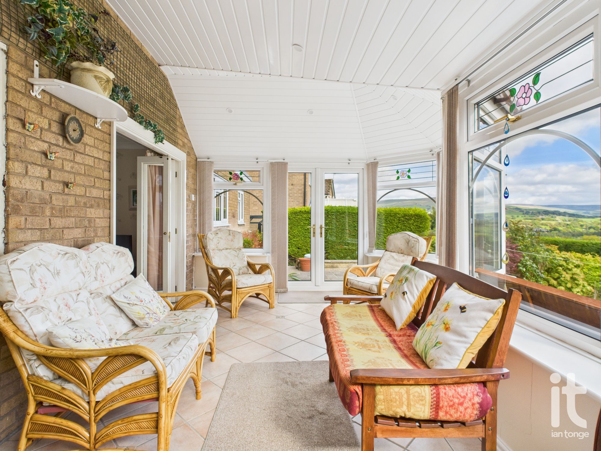4 bedroom detached house For Sale in High Peak - Photograph 9.