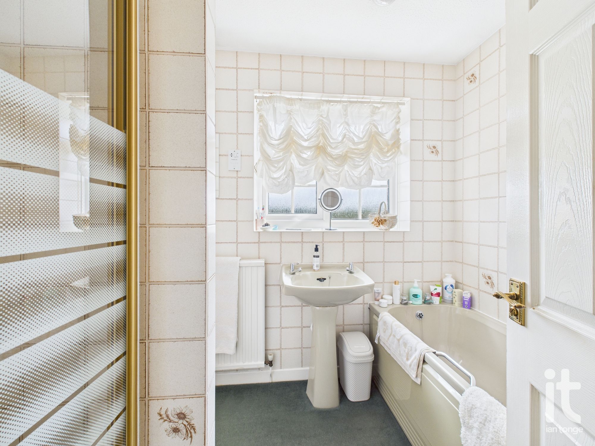 4 bedroom detached house For Sale in High Peak - Photograph 16.