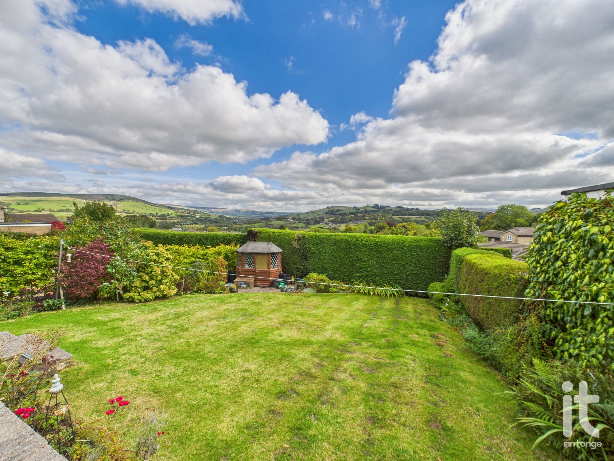 4 bedroom detached house For Sale in High Peak - Photograph 2.