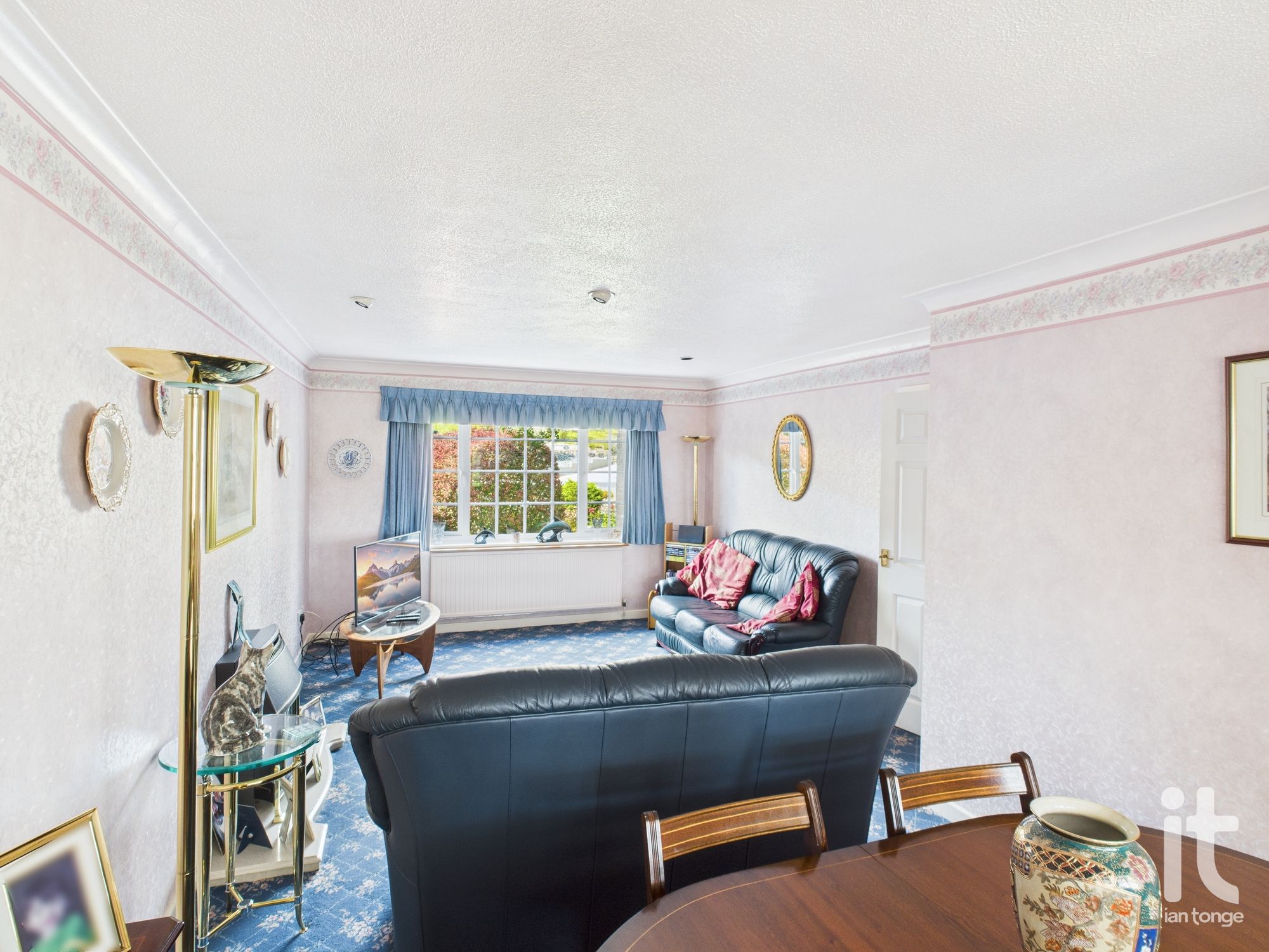 4 bedroom detached house For Sale in High Peak - Photograph 6.