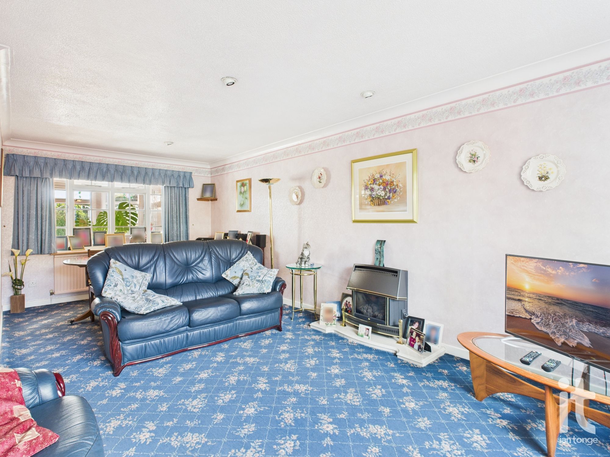 4 bedroom detached house For Sale in High Peak - Photograph 5.