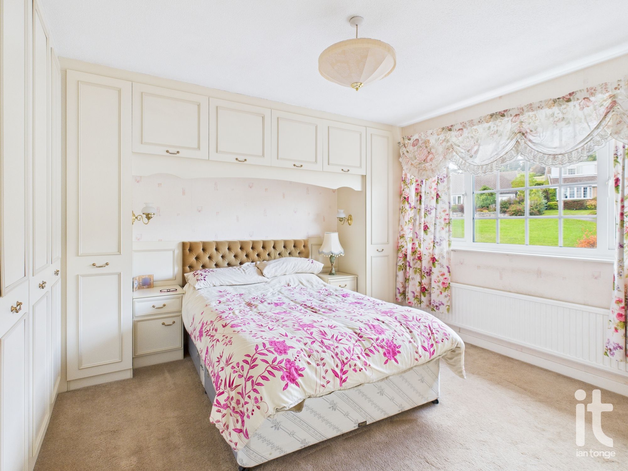 4 bedroom detached house For Sale in High Peak - Photograph 11.