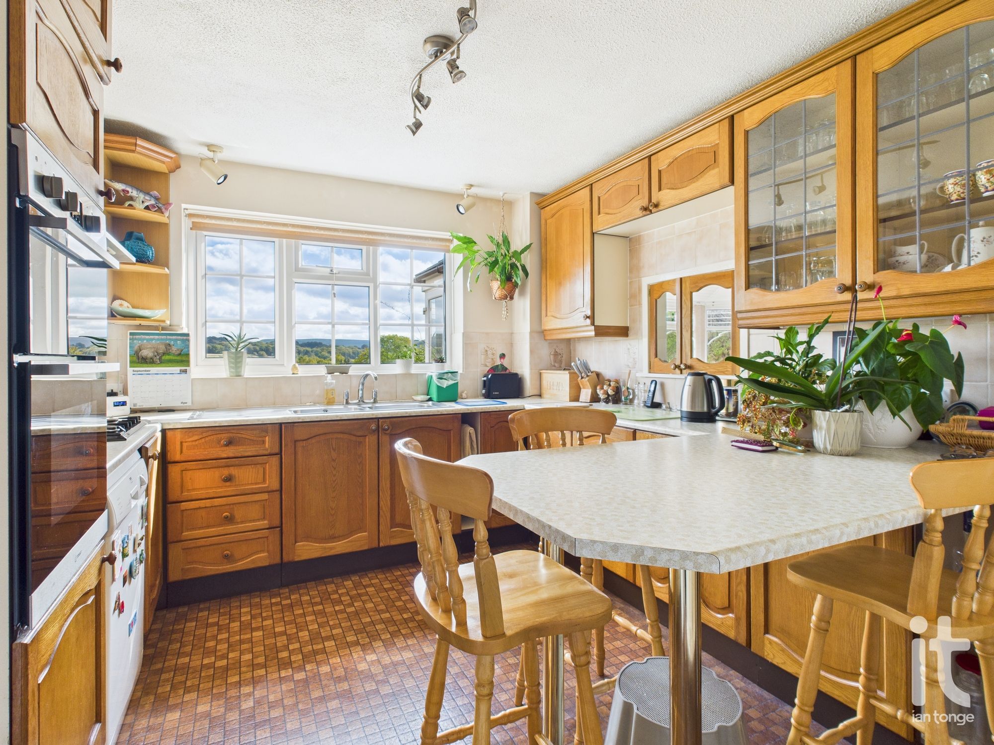 4 bedroom detached house For Sale in High Peak - Photograph 10.