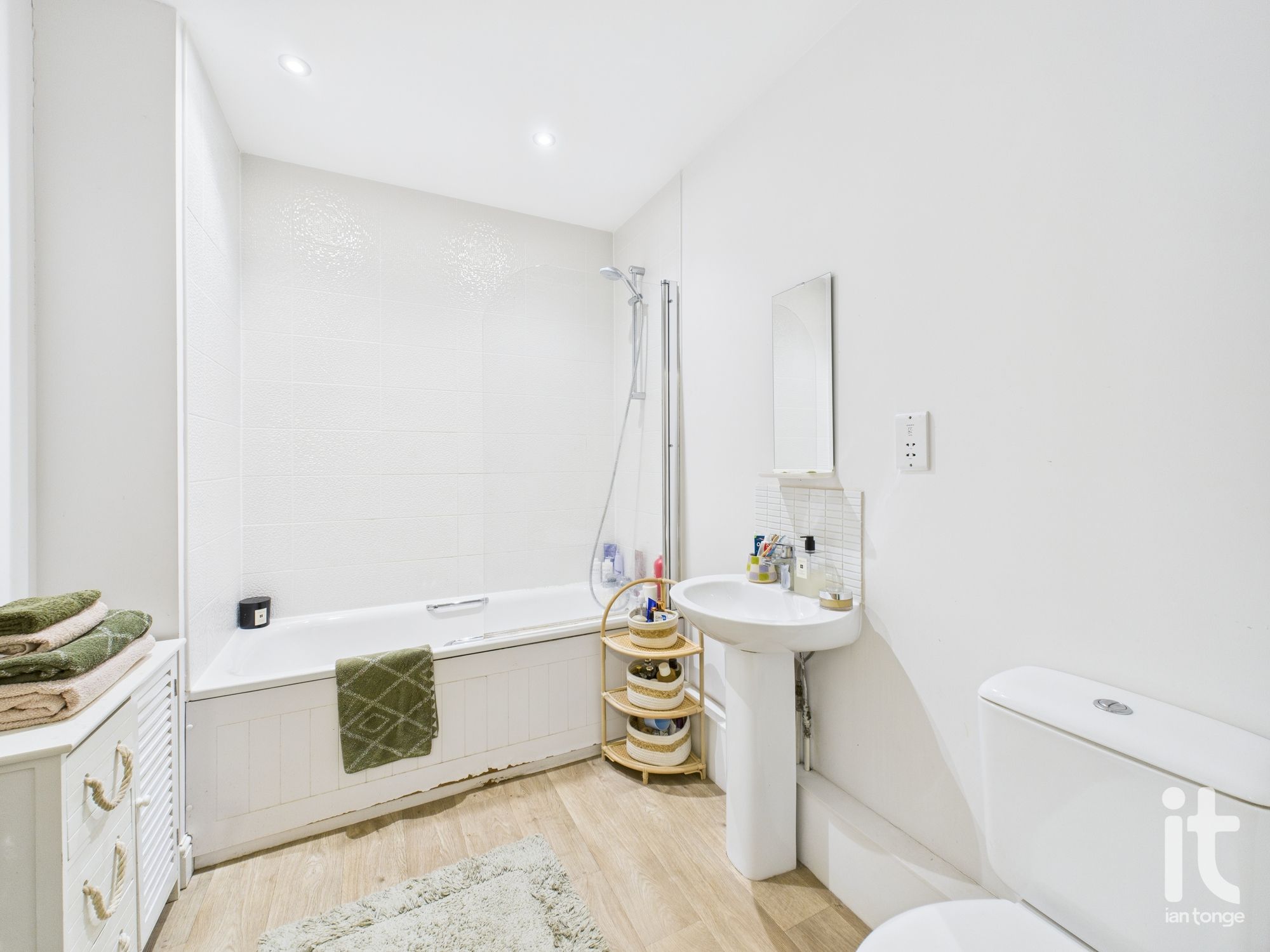 2 bedroom apartment flat/apartment For Sale in Stockport - Photograph 5.