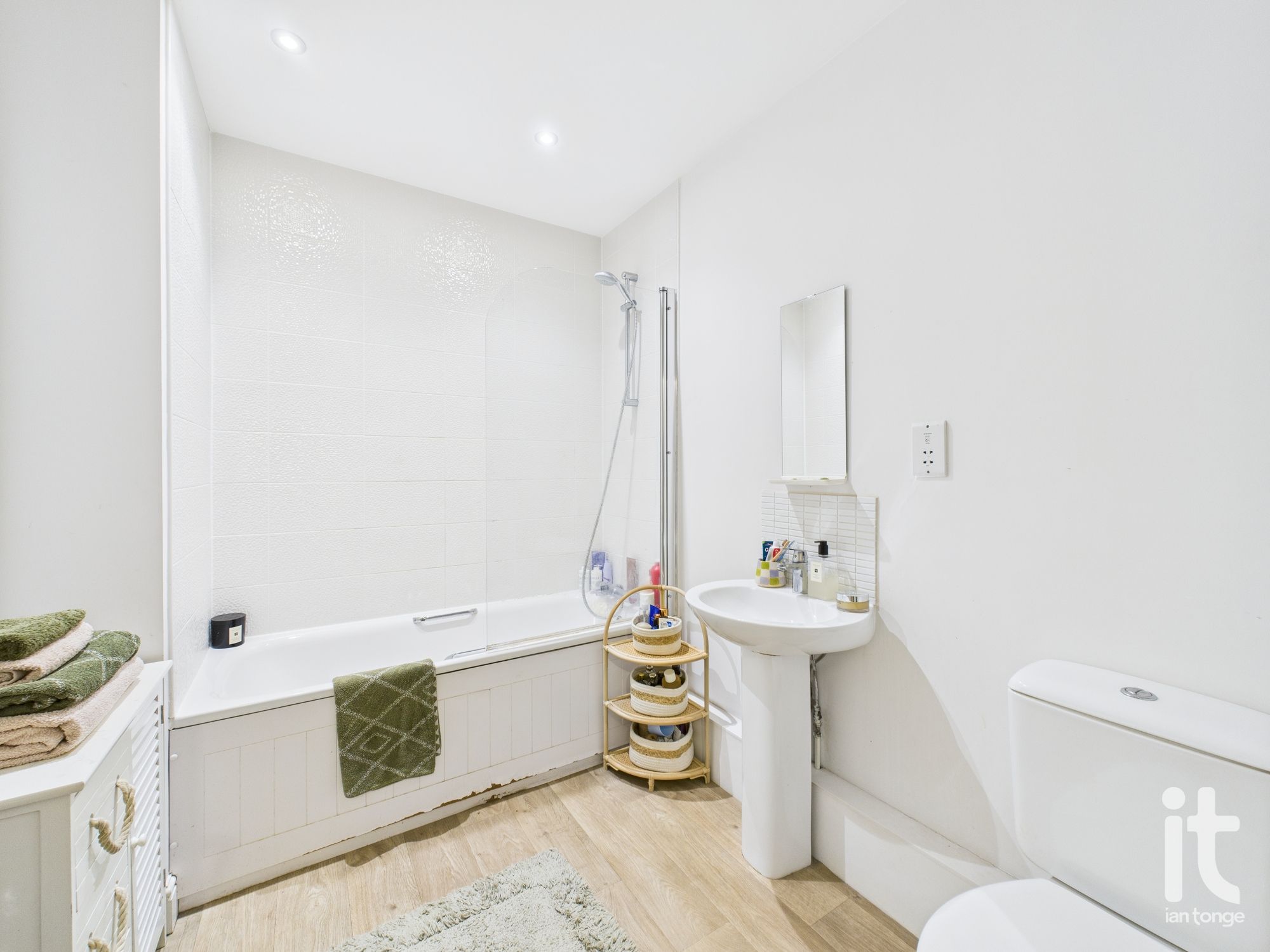 2 bedroom apartment flat/apartment For Sale in Stockport - Photograph 4.