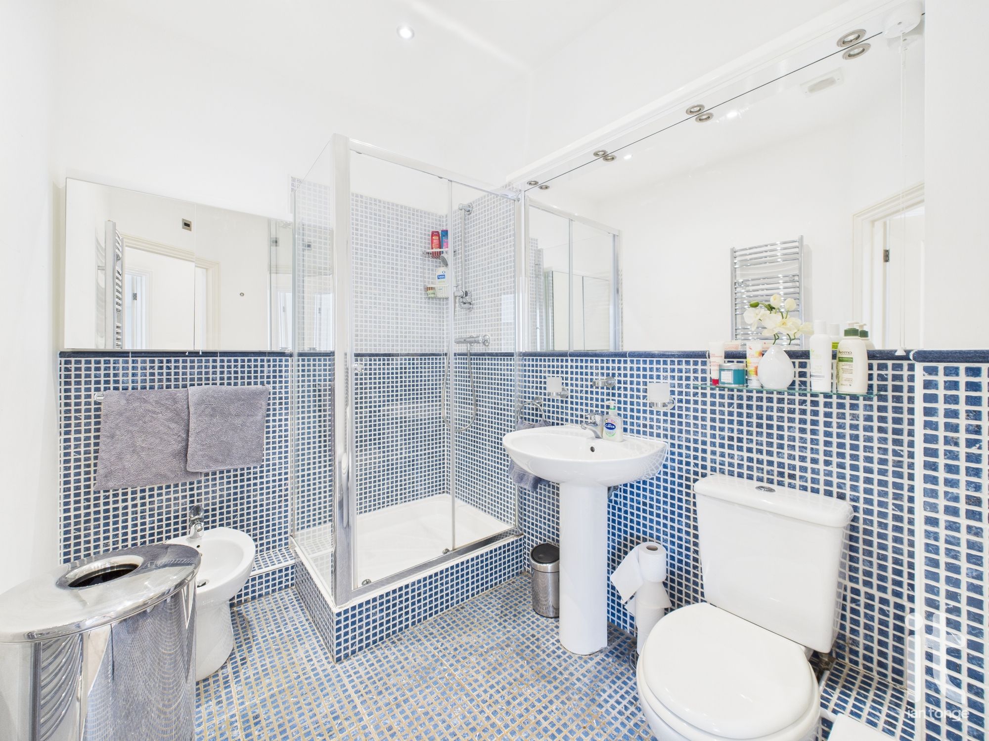 2 bedroom ground floor flat/apartment For Sale in Stockport - Photograph 4.