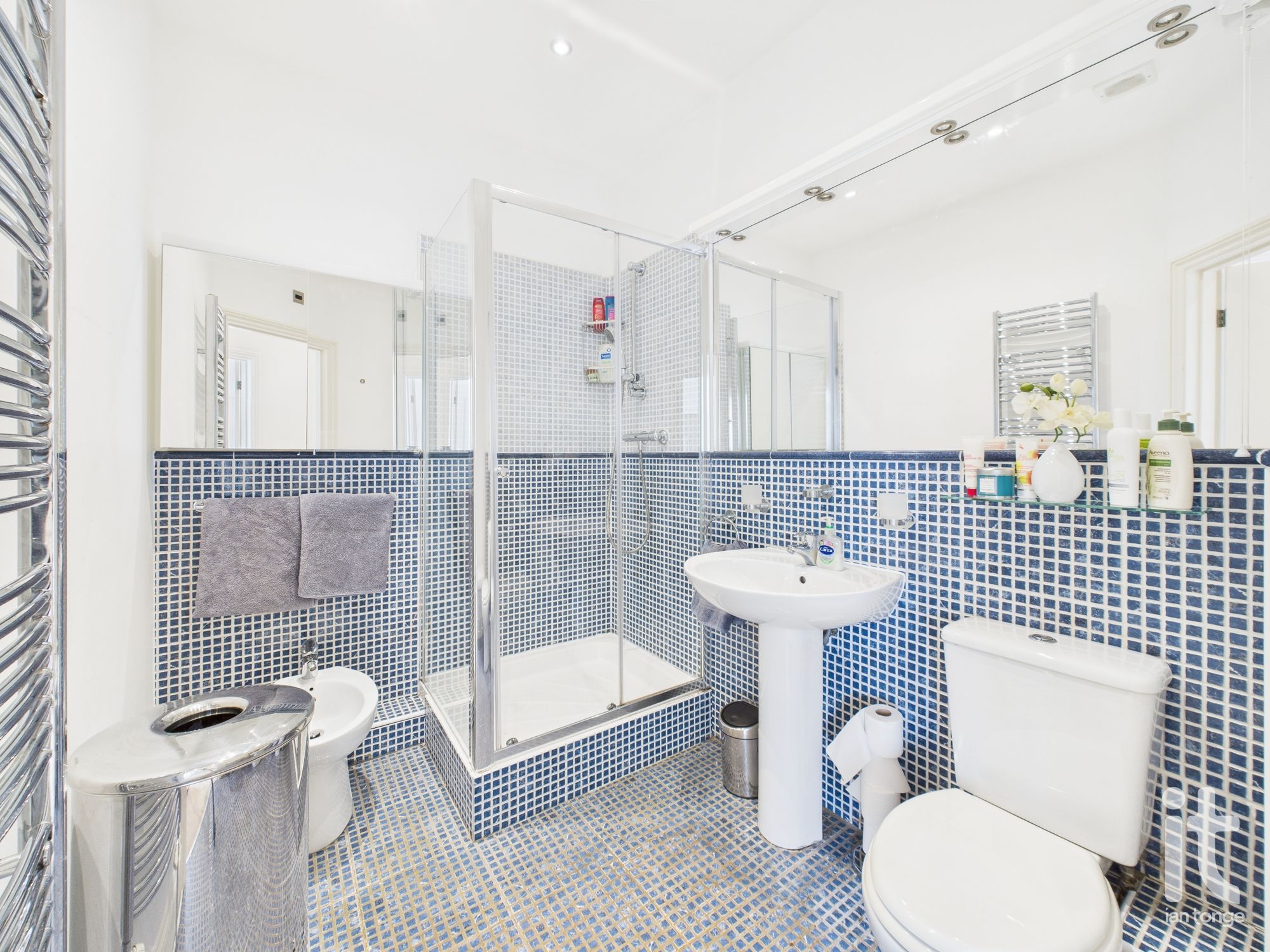 2 bedroom ground floor flat/apartment For Sale in Stockport - Photograph 15.