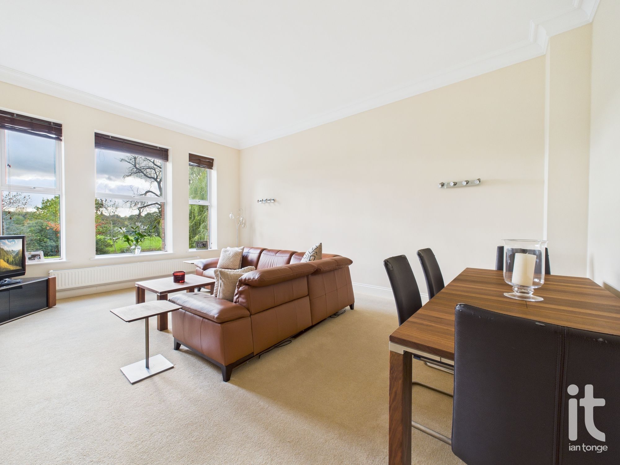 2 bedroom ground floor flat/apartment For Sale in Stockport - Photograph 8.