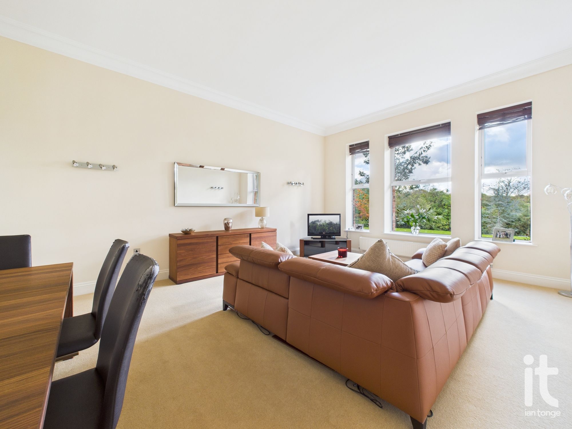 2 bedroom ground floor flat/apartment For Sale in Stockport - Photograph 10.