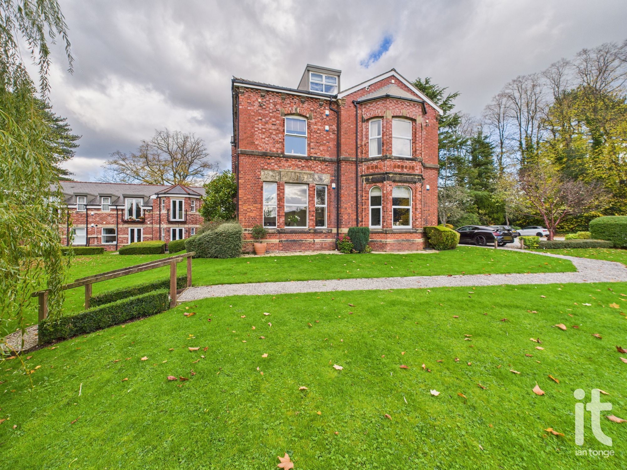 2 bedroom ground floor flat/apartment For Sale in Stockport - Photograph 19.