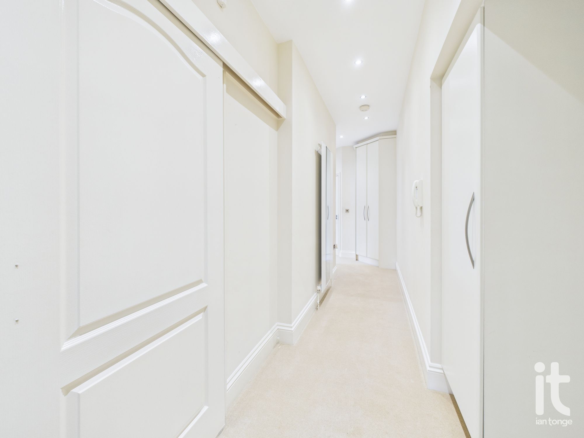 2 bedroom ground floor flat/apartment For Sale in Stockport - Photograph 6.