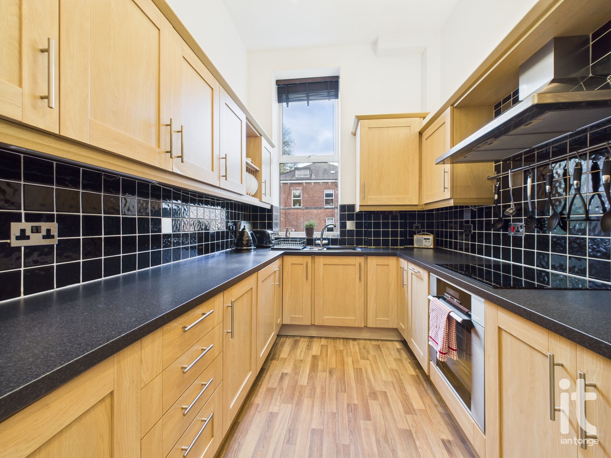 2 bedroom ground floor flat/apartment For Sale in Stockport - Photograph 7.