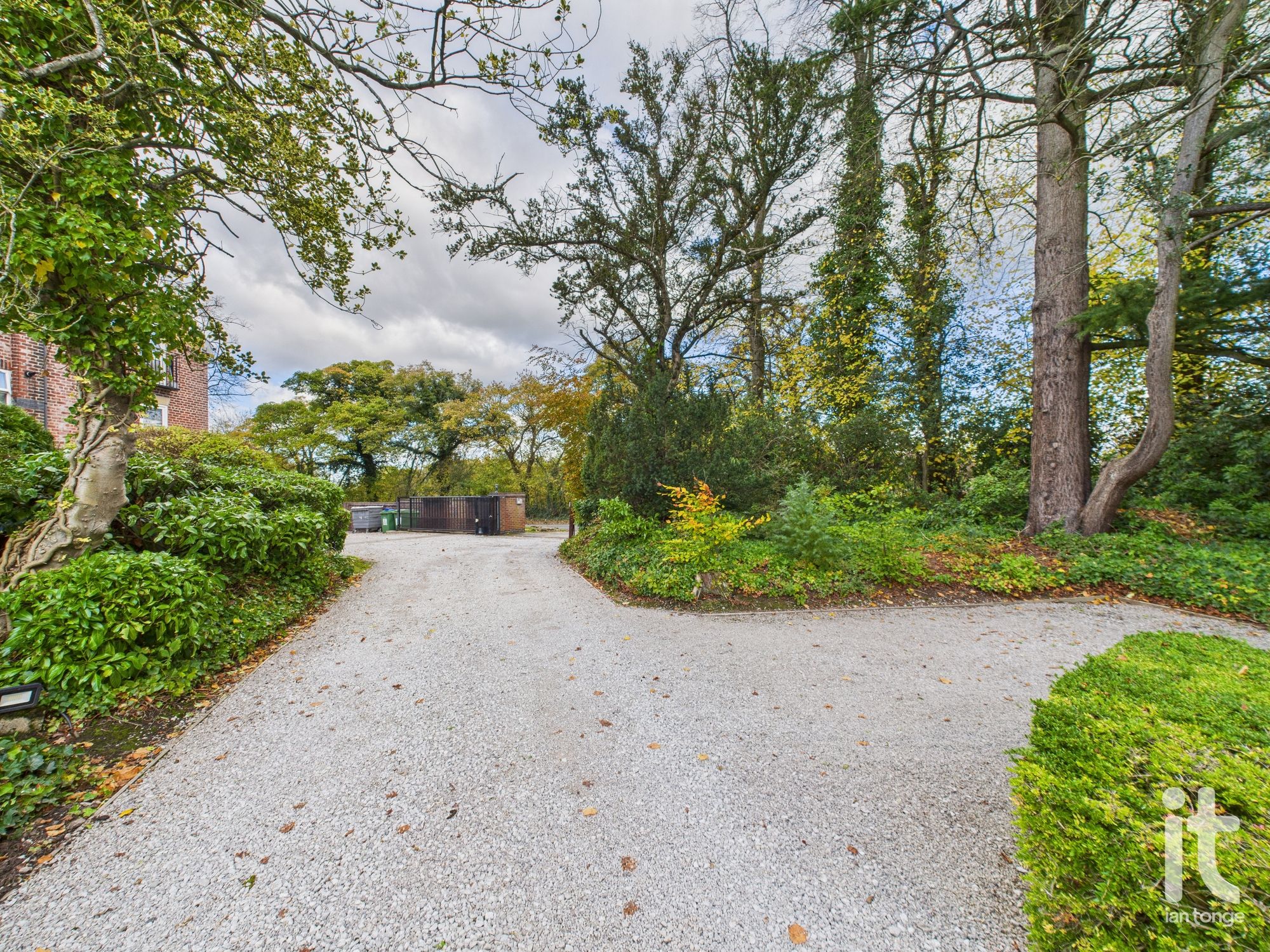 2 bedroom ground floor flat/apartment For Sale in Stockport - Photograph 16.