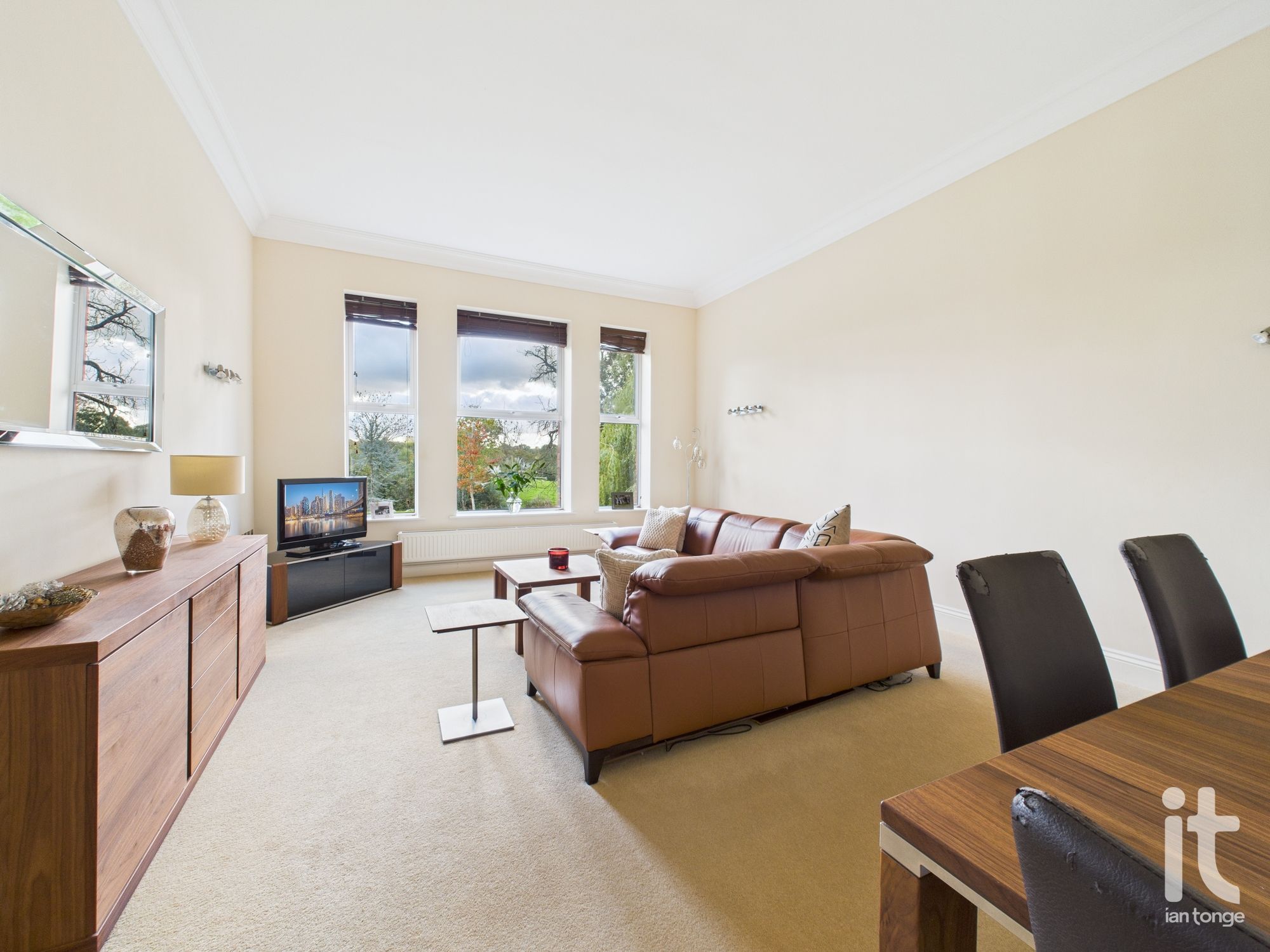 2 bedroom ground floor flat/apartment For Sale in Stockport - Photograph 9.