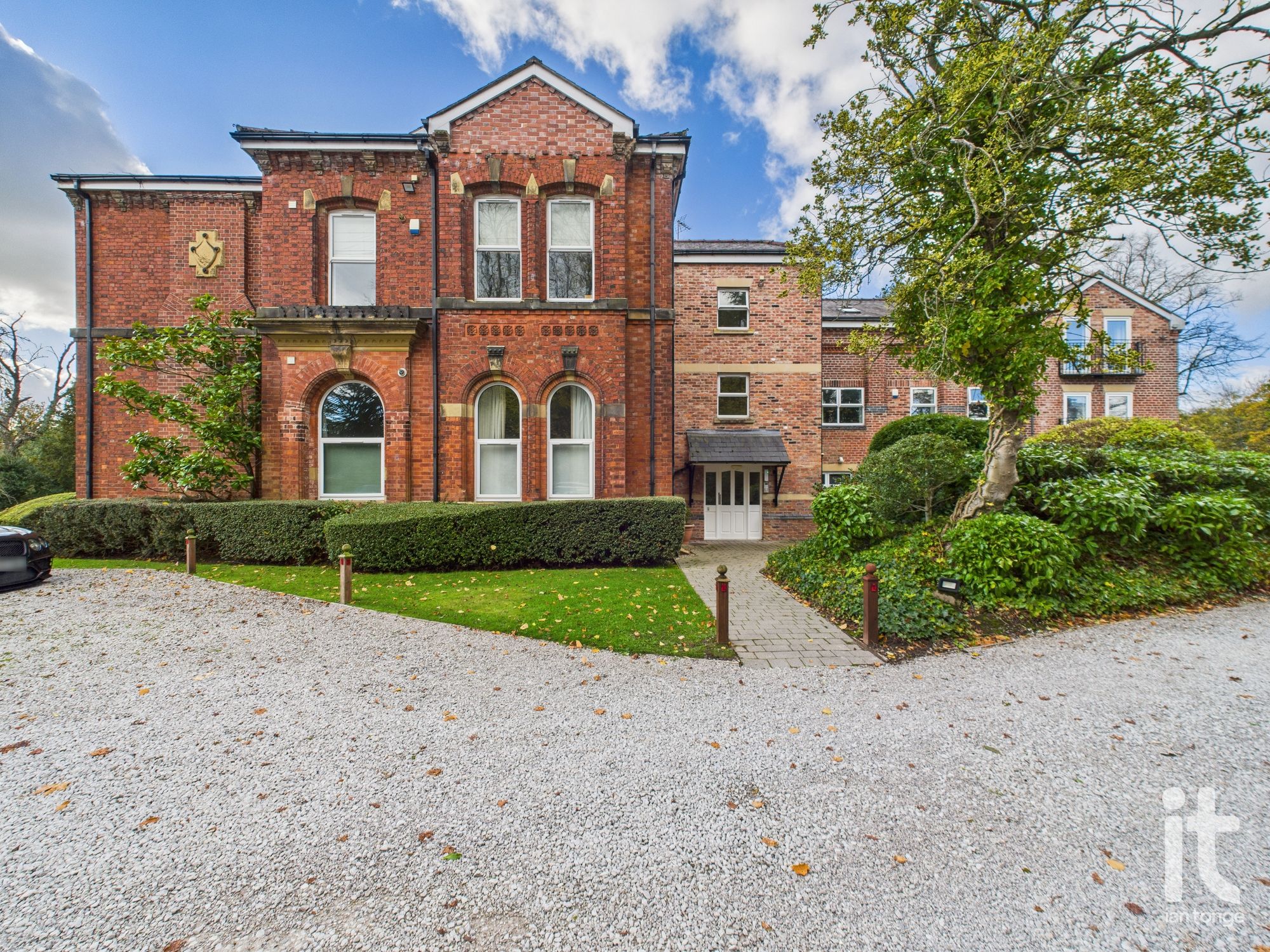 2 bedroom ground floor flat/apartment For Sale in Stockport - Photograph 5.