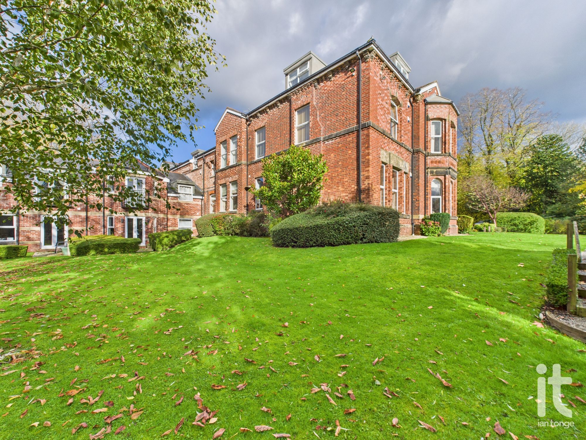2 bedroom ground floor flat/apartment For Sale in Stockport - Photograph 20.