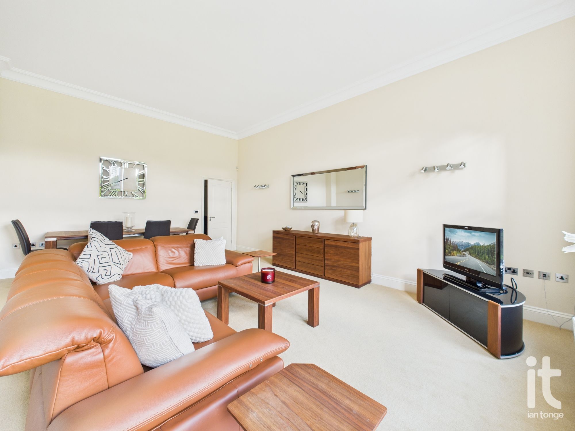 2 bedroom ground floor flat/apartment For Sale in Stockport - Photograph 11.