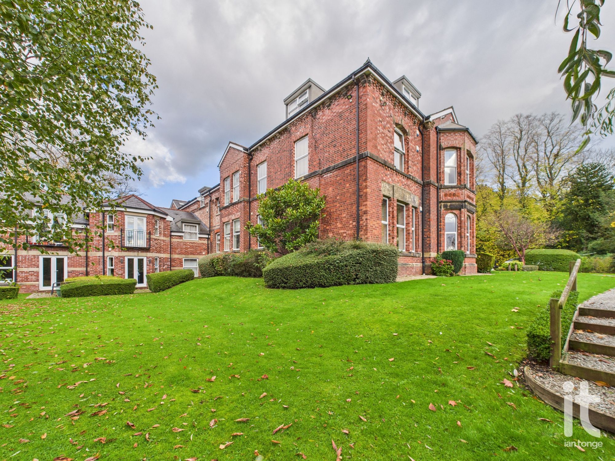 2 bedroom ground floor flat/apartment For Sale in Stockport - Photograph 1.