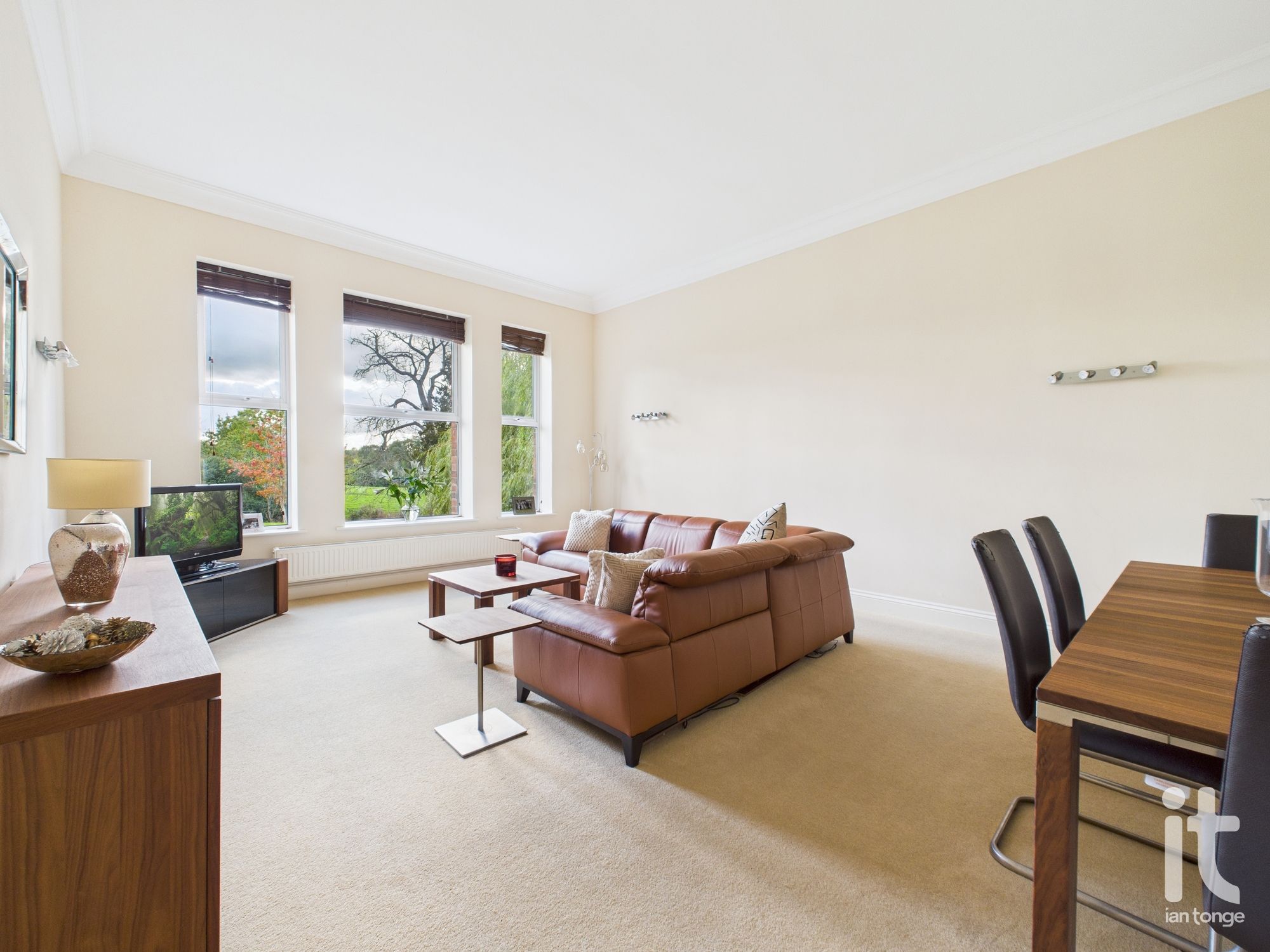 2 bedroom ground floor flat/apartment For Sale in Stockport - Photograph 2.