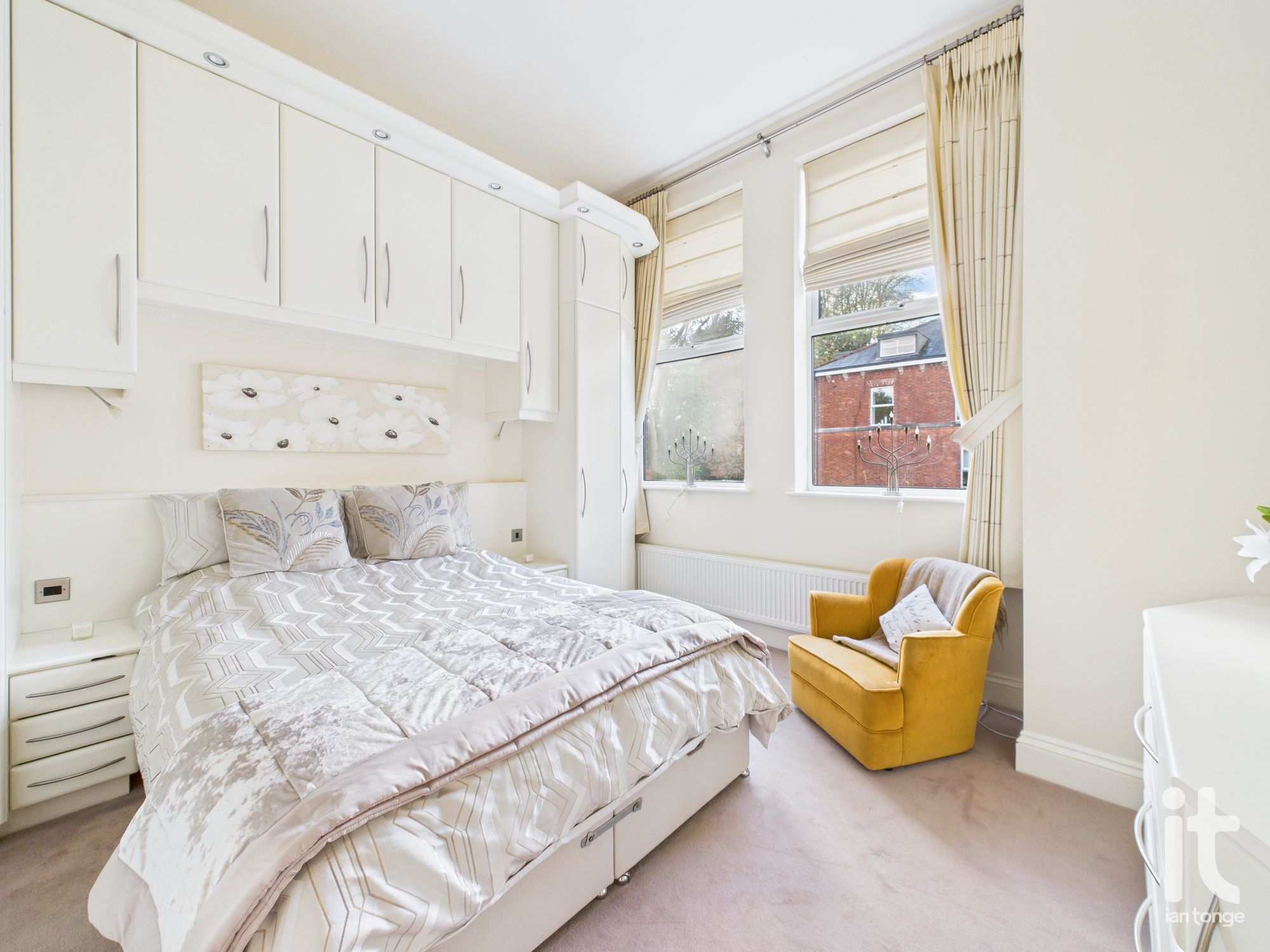 2 bedroom ground floor flat/apartment For Sale in Stockport - Photograph 3.