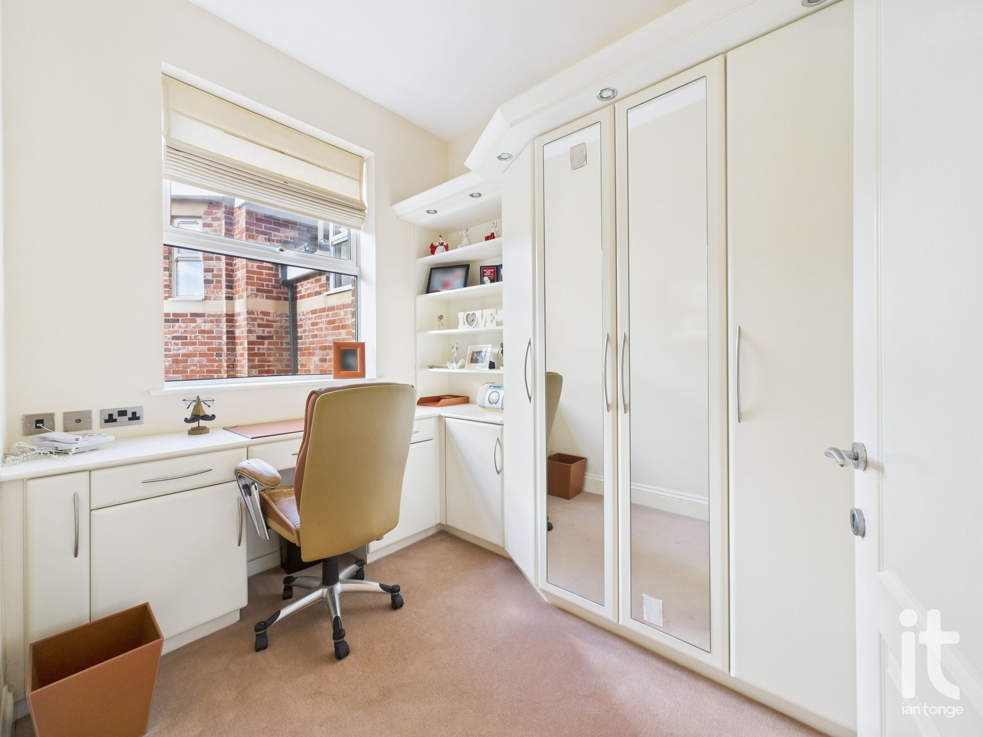 2 bedroom ground floor flat/apartment For Sale in Stockport - Photograph 14.